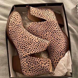 CL by Laundry leopard booties size 8.5